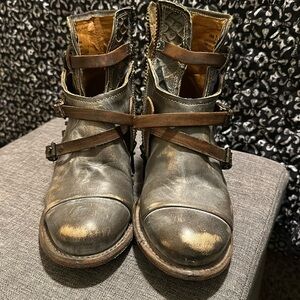 Cutest Freebirds ever!! Will only transaction through Poshmark.